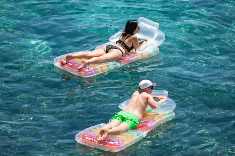 Prizori s hrvatskih plaža: Neki i u vodu ulaze s maskom, a drugima je te&scaron;ko držati socijalnu distancu