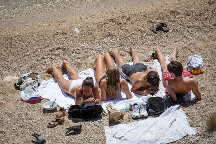 Prizori s hrvatskih plaža: Neki i u vodu ulaze s maskom, a drugima je te&scaron;ko držati socijalnu distancu