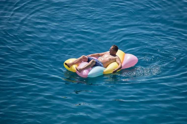 Prizori s hrvatskih plaža: Neki i u vodu ulaze s maskom, a drugima je te&scaron;ko držati socijalnu distancu