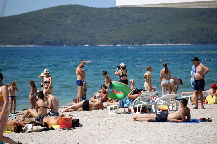 Prizori s hrvatskih plaža: Neki i u vodu ulaze s maskom, a drugima je te&scaron;ko držati socijalnu distancu