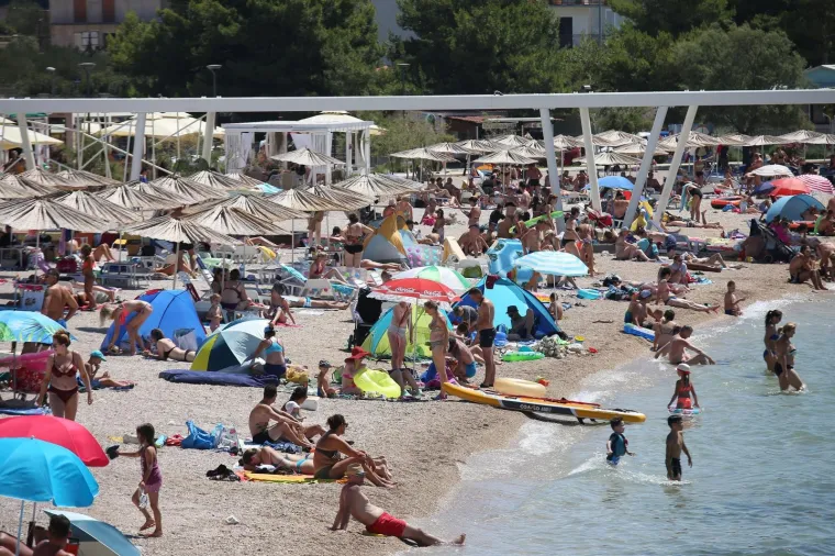 Prizori s hrvatskih plaža: Neki i u vodu ulaze s maskom, a drugima je te&scaron;ko držati socijalnu distancu