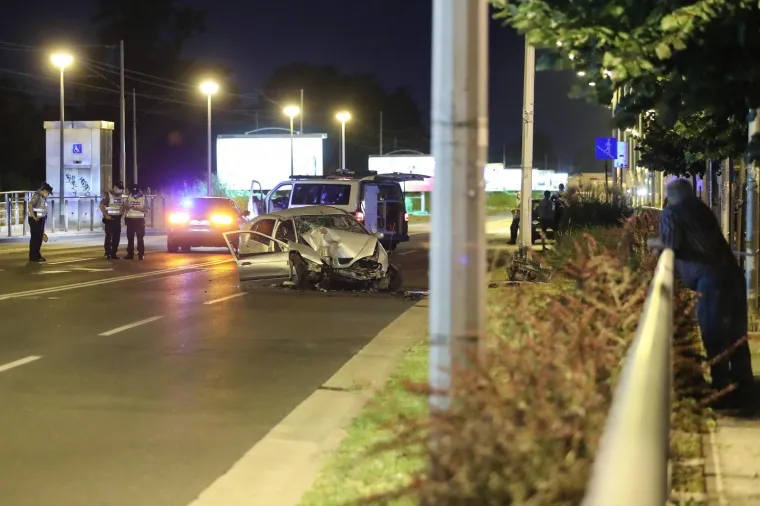 Užas u Zagrebu: Autom udario u stup javne rasvjete, jedna osoba poginula na mjestu