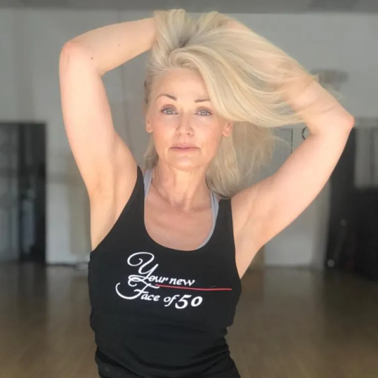 Kathy Jacobs je 56-godišnja manekenka koja je upravo odradila svoj debi na stranicama ovogodišnjega izdanja Sports Illustrated Swimsuit.