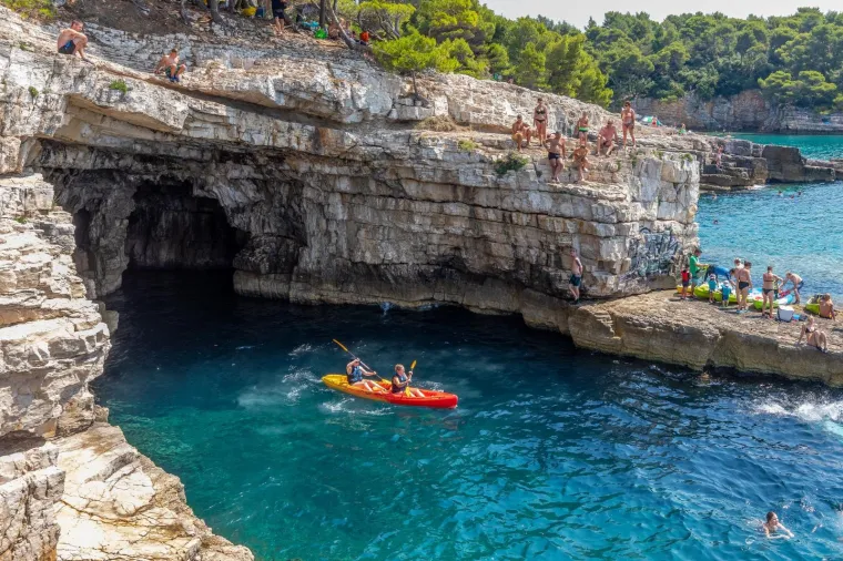 29.07.2020., Pula - Kupači na pulskim plažama poku&scaron;avaju se osvježiti od velikih vrućina. Photo: Srećko Niketić/PIXSELL