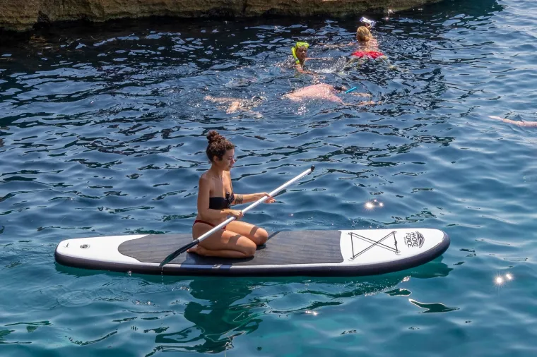NE ZNAMO ZA TURIZAM, ALI KUPAČA NE MANJKA:  Od Pule do Dubrovnika, plaže su sve samo ne puste