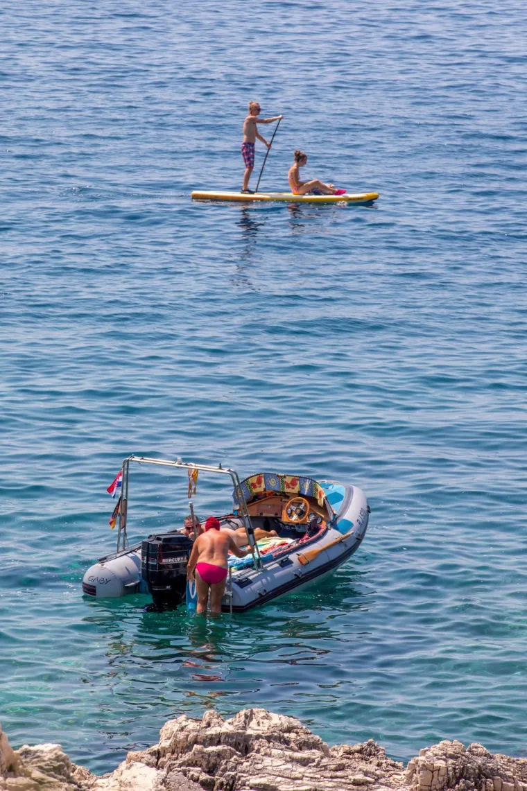 NE ZNAMO ZA TURIZAM, ALI KUPAČA NE MANJKA:  Od Pule do Dubrovnika, plaže su sve samo ne puste