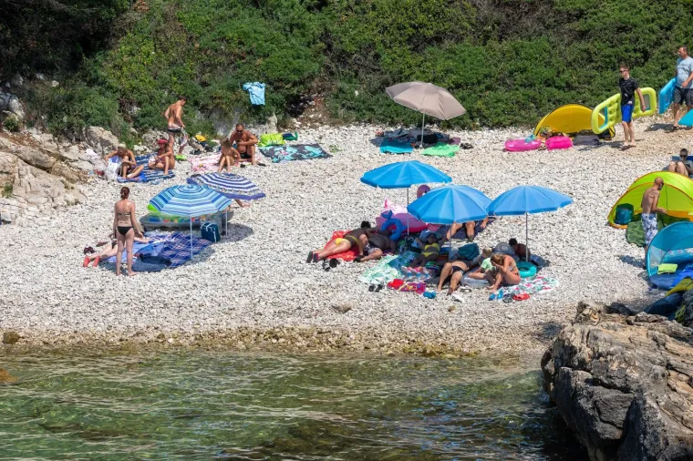NE ZNAMO ZA TURIZAM, ALI KUPAČA NE MANJKA:  Od Pule do Dubrovnika, plaže su sve samo ne puste