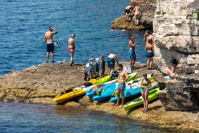NE ZNAMO ZA TURIZAM, ALI KUPAČA NE MANJKA:  Od Pule do Dubrovnika, plaže su sve samo ne puste