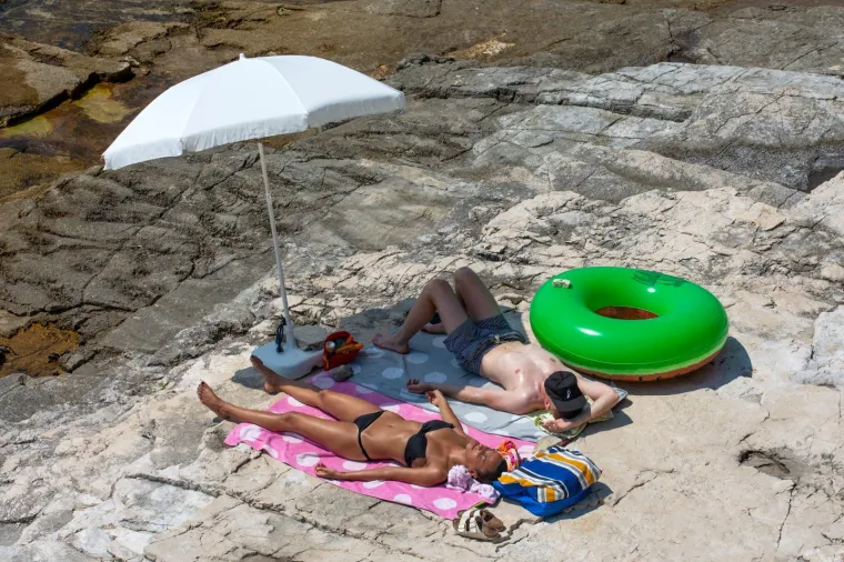 NE ZNAMO ZA TURIZAM, ALI KUPAČA NE MANJKA:  Od Pule do Dubrovnika, plaže su sve samo ne puste