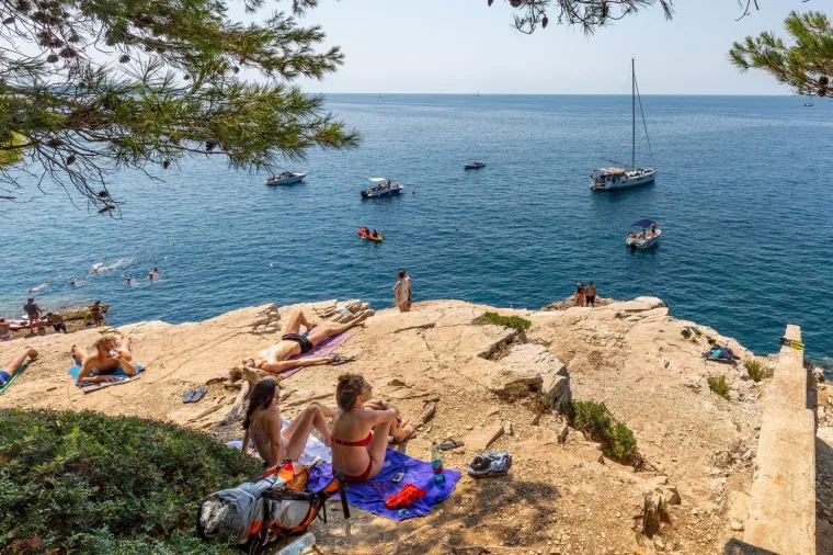 NE ZNAMO ZA TURIZAM, ALI KUPAČA NE MANJKA:  Od Pule do Dubrovnika, plaže su sve samo ne puste