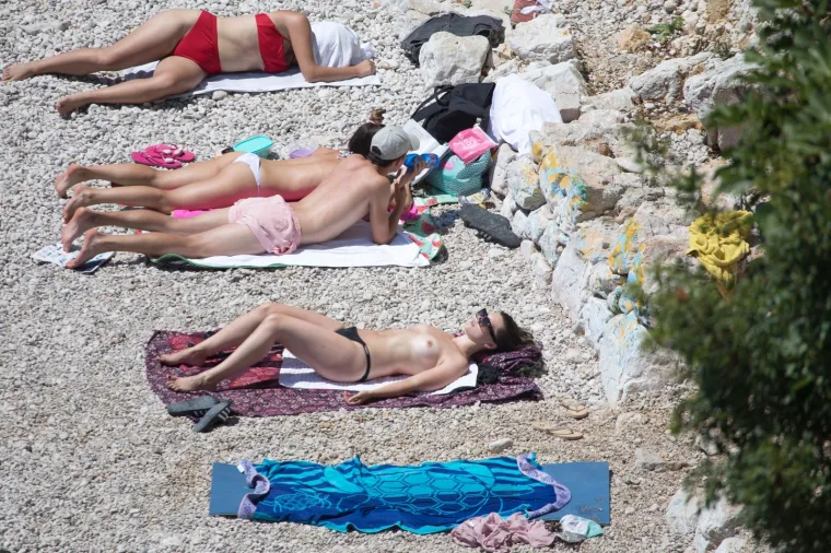 NE ZNAMO ZA TURIZAM, ALI KUPAČA NE MANJKA:  Od Pule do Dubrovnika, plaže su sve samo ne puste