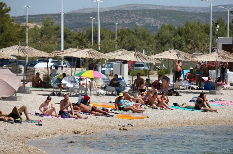 28.07.2020., &Scaron;ibenik - Spas od visokih temperatura gosti i domaći potražili su na plažama. 
Photo: Dusko Jaramaz/PIXSELL
