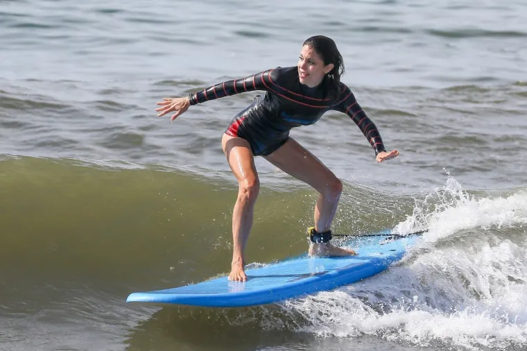 Reality zvijezda Bethenny Frankel (49) neumorno je na dasci surfala po valovima na The Hamptonsu. Foto: Profimedia