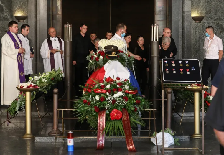 Tuga i bol: Posljednji ispraćaj vatrogasca preminulog tijekom intervencije u Zagrebu