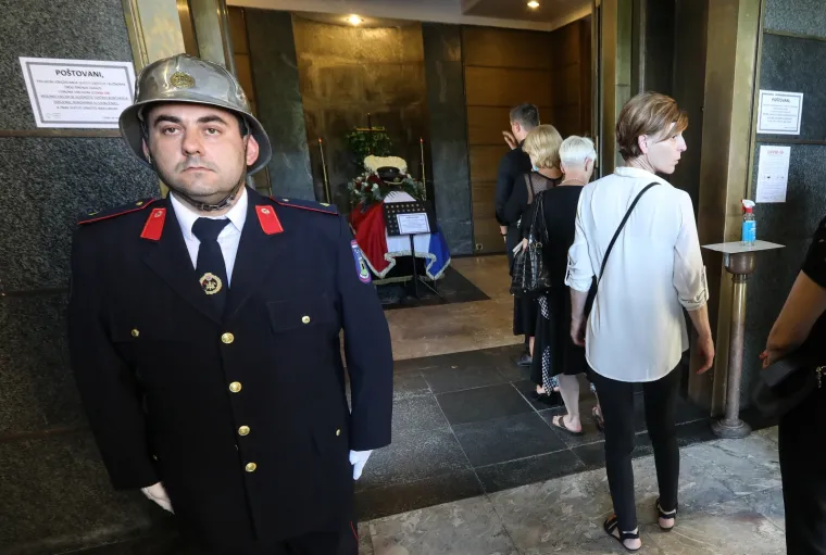 Tuga i bol: Posljednji ispraćaj vatrogasca preminulog tijekom intervencije u Zagrebu