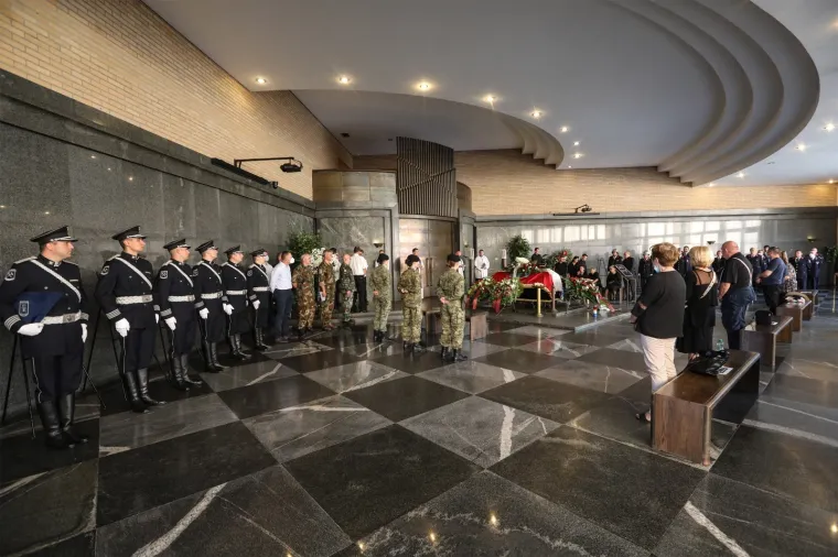 Tuga i bol: Posljednji ispraćaj vatrogasca preminulog tijekom intervencije u Zagrebu