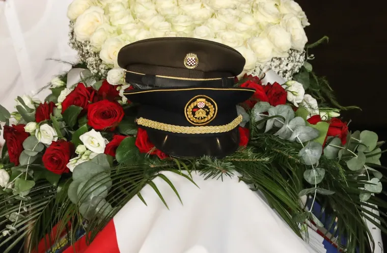 Tuga i bol: Posljednji ispraćaj vatrogasca preminulog tijekom intervencije u Zagrebu