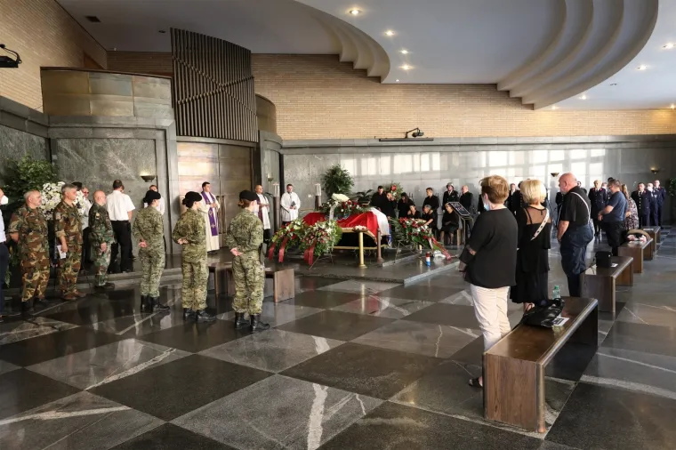 Tuga i bol: Posljednji ispraćaj vatrogasca preminulog tijekom intervencije u Zagrebu