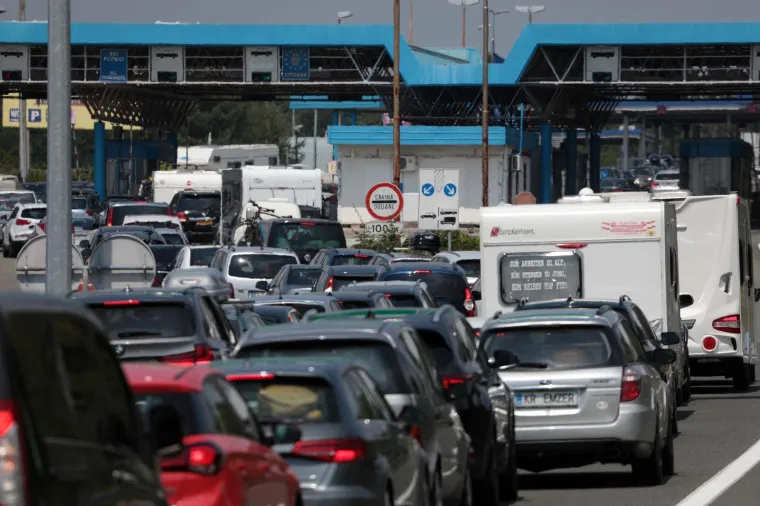 Zagužvalo se na granici: Dugim redovima ne vidi se kraj, a za vikend se očekuju još veće gužve