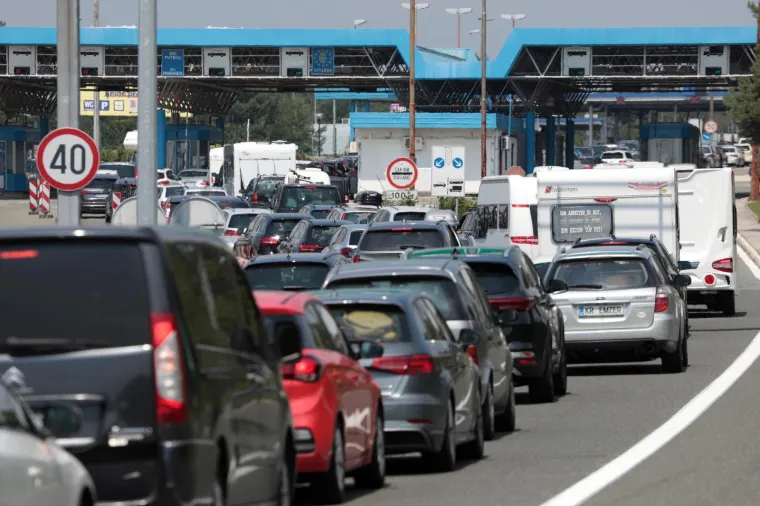 Zagužvalo se na granici: Dugim redovima ne vidi se kraj, a za vikend se očekuju još veće gužve