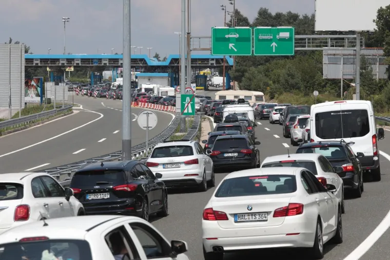 Zagužvalo se na granici: Dugim redovima ne vidi se kraj, a za vikend se očekuju još veće gužve