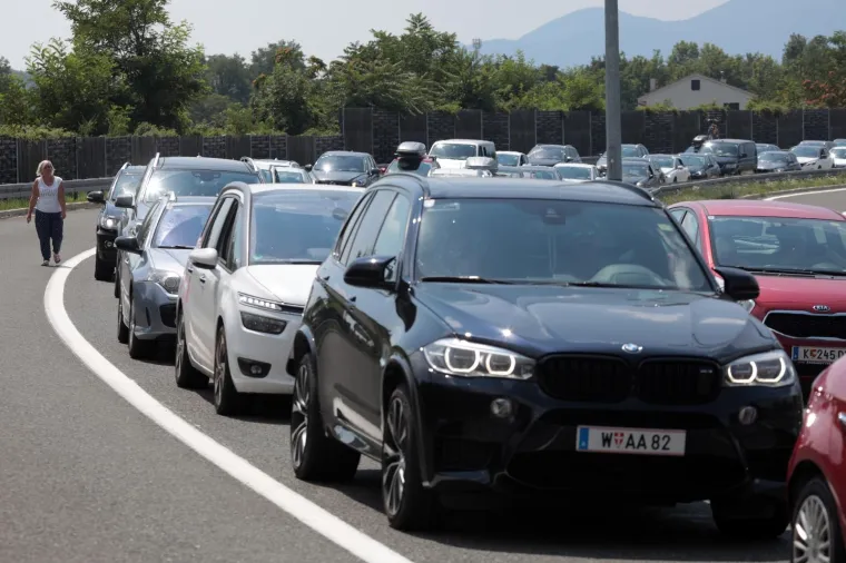 Zagužvalo se na granici: Dugim redovima ne vidi se kraj, a za vikend se očekuju još veće gužve
