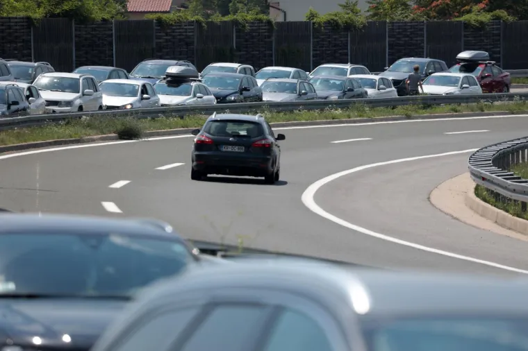 Zagužvalo se na granici: Dugim redovima ne vidi se kraj, a za vikend se očekuju još veće gužve