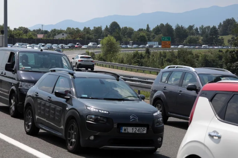 Zagužvalo se na granici: Dugim redovima ne vidi se kraj, a za vikend se očekuju još veće gužve