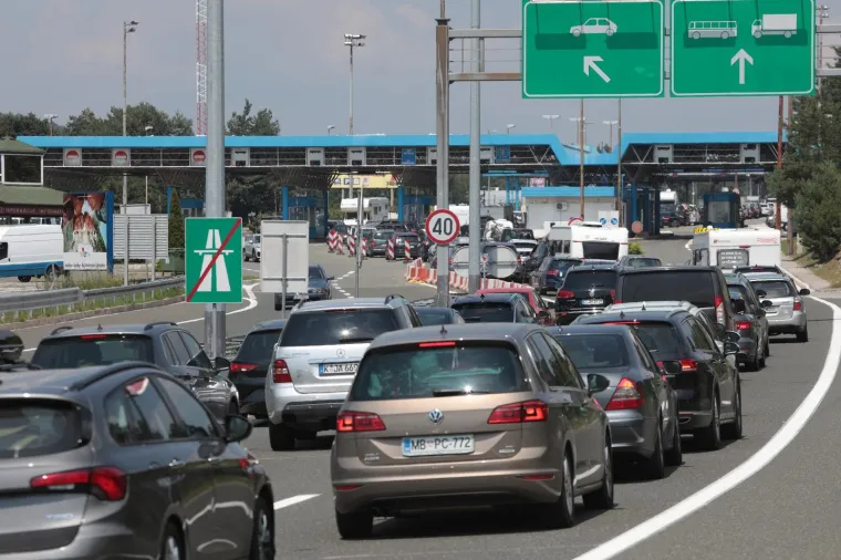 Zagužvalo se na granici: Dugim redovima ne vidi se kraj, a za vikend se očekuju jo&scaron; veće gužve