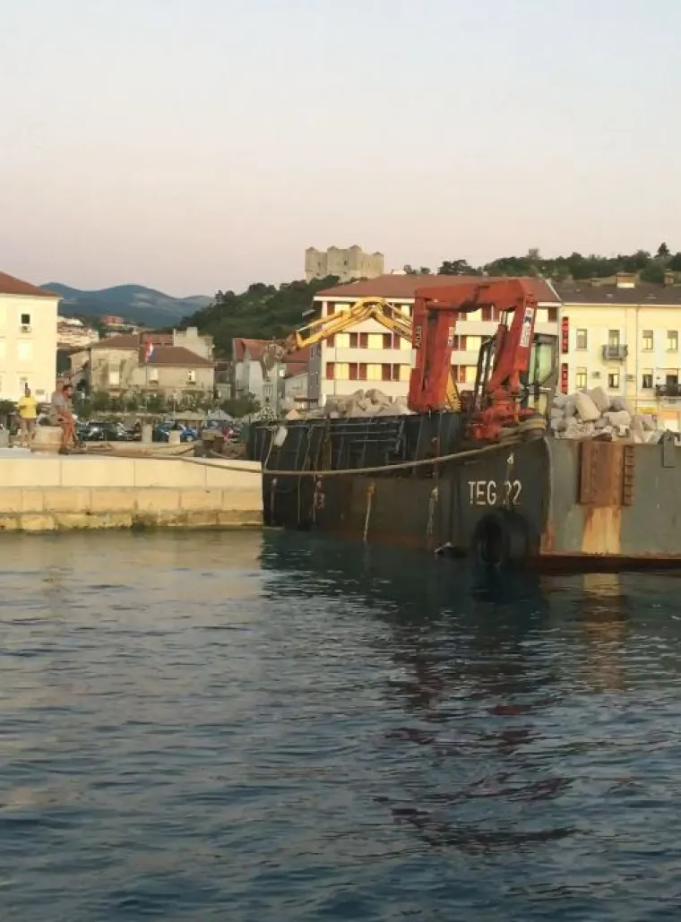 Senjani zgroženi: 'Kome je palo na pamet baštinu Senjske luke naočigled turista pobacati u more?'