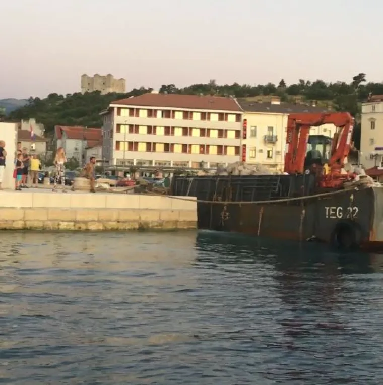 Senjani zgroženi: 'Kome je palo na pamet baštinu Senjske luke naočigled turista pobacati u more?'
