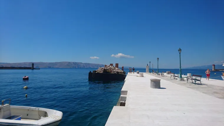 Senjani zgroženi: 'Kome je palo na pamet baštinu Senjske luke naočigled turista pobacati u more?'