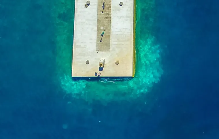 Senjani zgroženi: 'Kome je palo na pamet baštinu Senjske luke naočigled turista pobacati u more?'