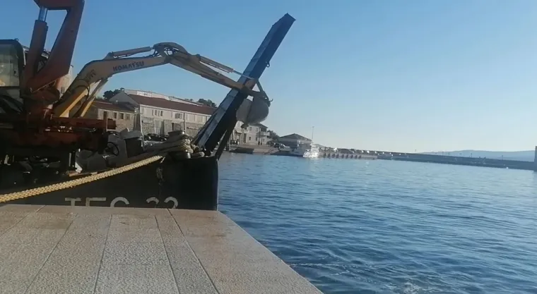 Senjani zgroženi: 'Kome je palo na pamet baštinu Senjske luke naočigled turista pobacati u more?'