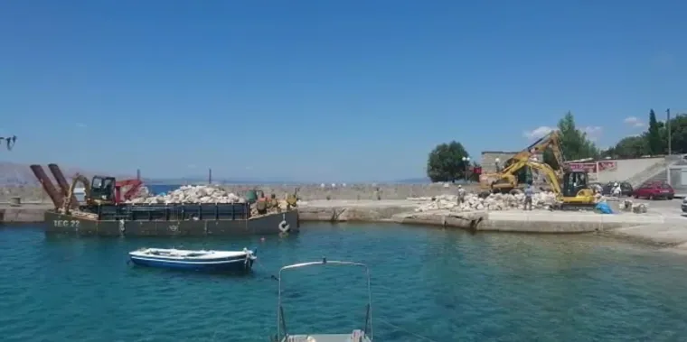Senjani zgroženi: 'Kome je palo na pamet baštinu Senjske luke naočigled turista pobacati u more?'