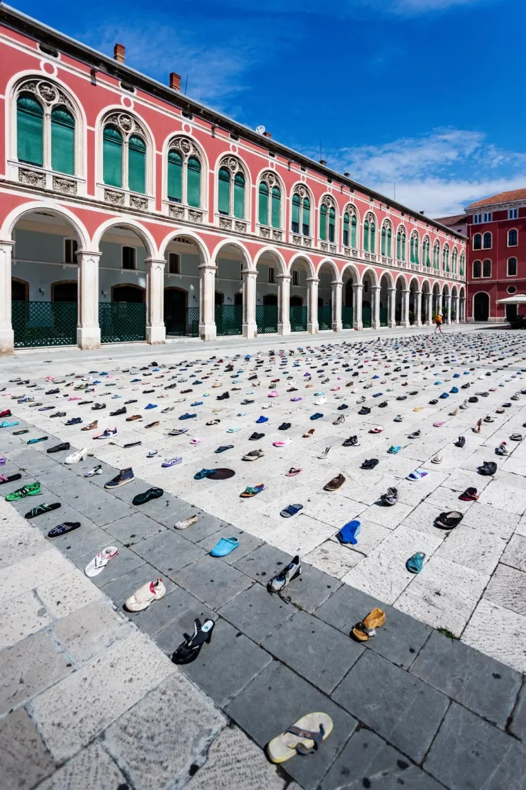 Kolekcija koje bi se posramila i Pepeljuga: Tisuću cipela zavr&scaron;ilo na splitskim Prokurativama sa snažnom ekolo&scaron;kom porukom