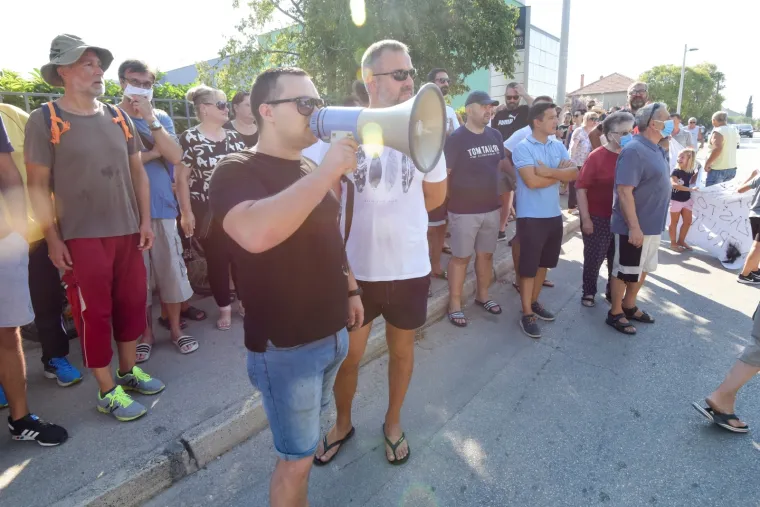 Toksični otpad s Titovog 'Galeba' naljutio Zadrane: 'Ne želimo opasni otpad u dvorištu'