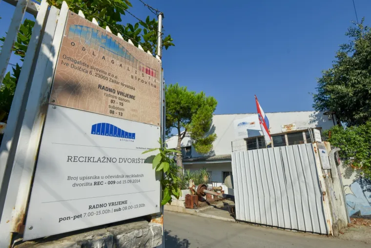 Toksični otpad s Titovog 'Galeba' naljutio Zadrane: 'Ne želimo opasni otpad u dvori&scaron;tu'