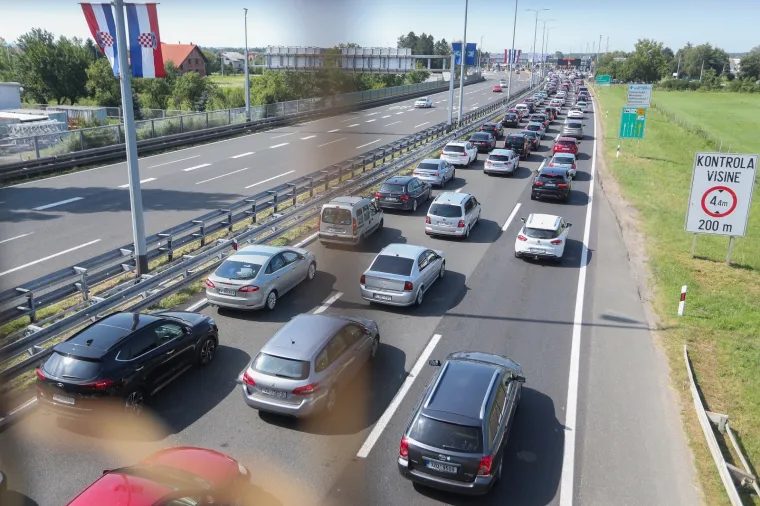 Naoružajte se strpljenjem! Pojačan promet prema moru, kolona pred naplatom Lučko