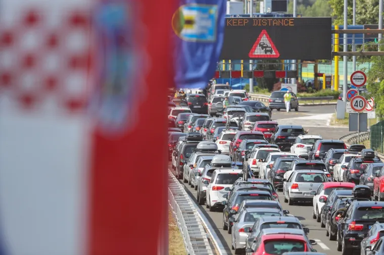 Naoružajte se strpljenjem! Pojačan promet prema moru, kolona pred naplatom Lučko