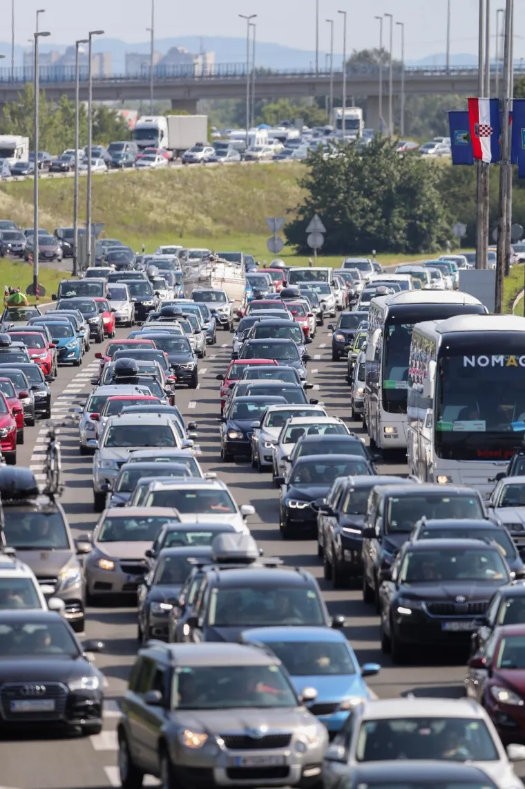 Naoružajte se strpljenjem! Pojačan promet prema moru, kolona pred naplatom Lučko