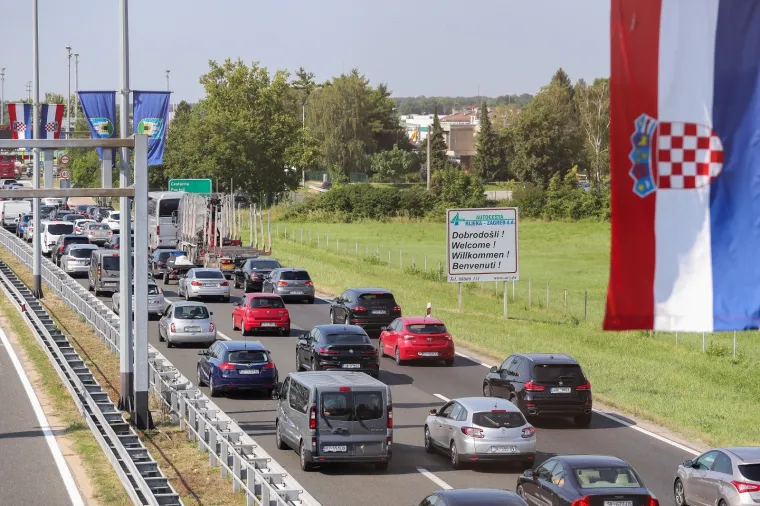 Naoružajte se strpljenjem! Pojačan promet prema moru, kolona pred naplatom Lučko