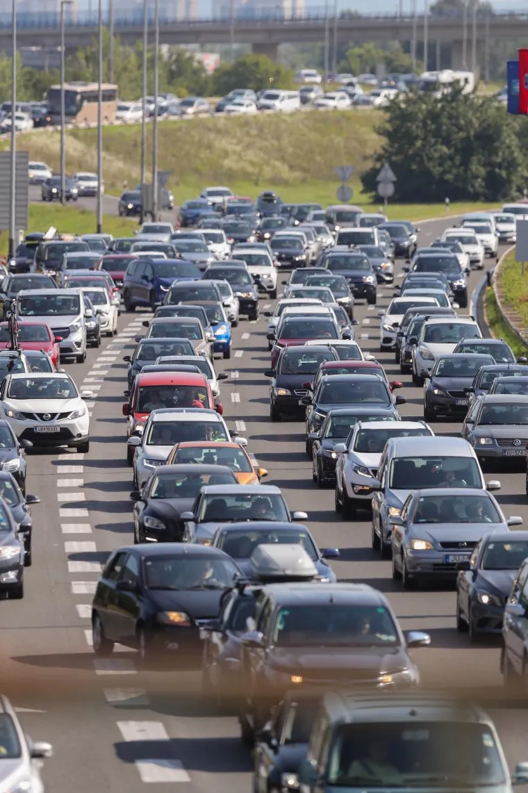 Naoružajte se strpljenjem! Pojačan promet prema moru, kolona pred naplatom Lučko