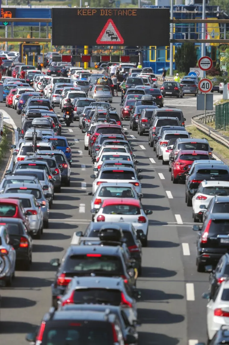 Naoružajte se strpljenjem! Pojačan promet prema moru, kolona pred naplatom Lučko