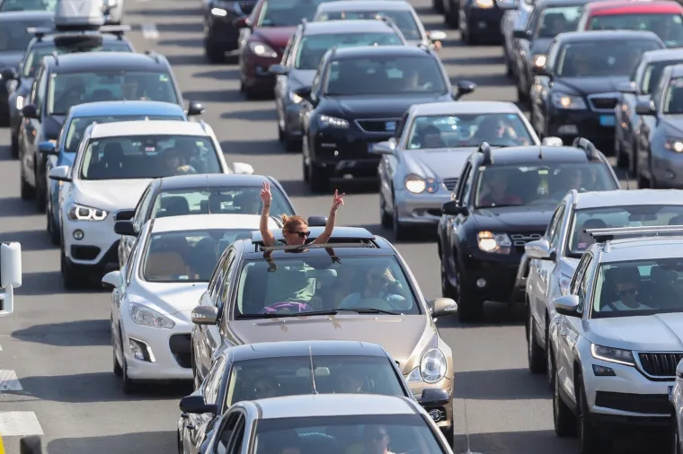 Naoružajte se strpljenjem! Pojačan promet prema moru, kolona pred naplatom Lučko