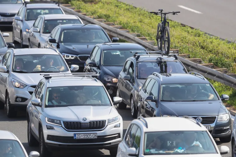 Naoružajte se strpljenjem! Pojačan promet prema moru, kolona pred naplatom Lučko