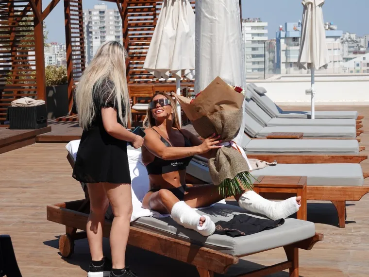 Katie radi ozljede neće moći hodati tri do šest mjeseci. Morat će prekinuti ljetovanje kako bi liječenje nastavila u Velikoj Britaniji. Foto: Profimedia