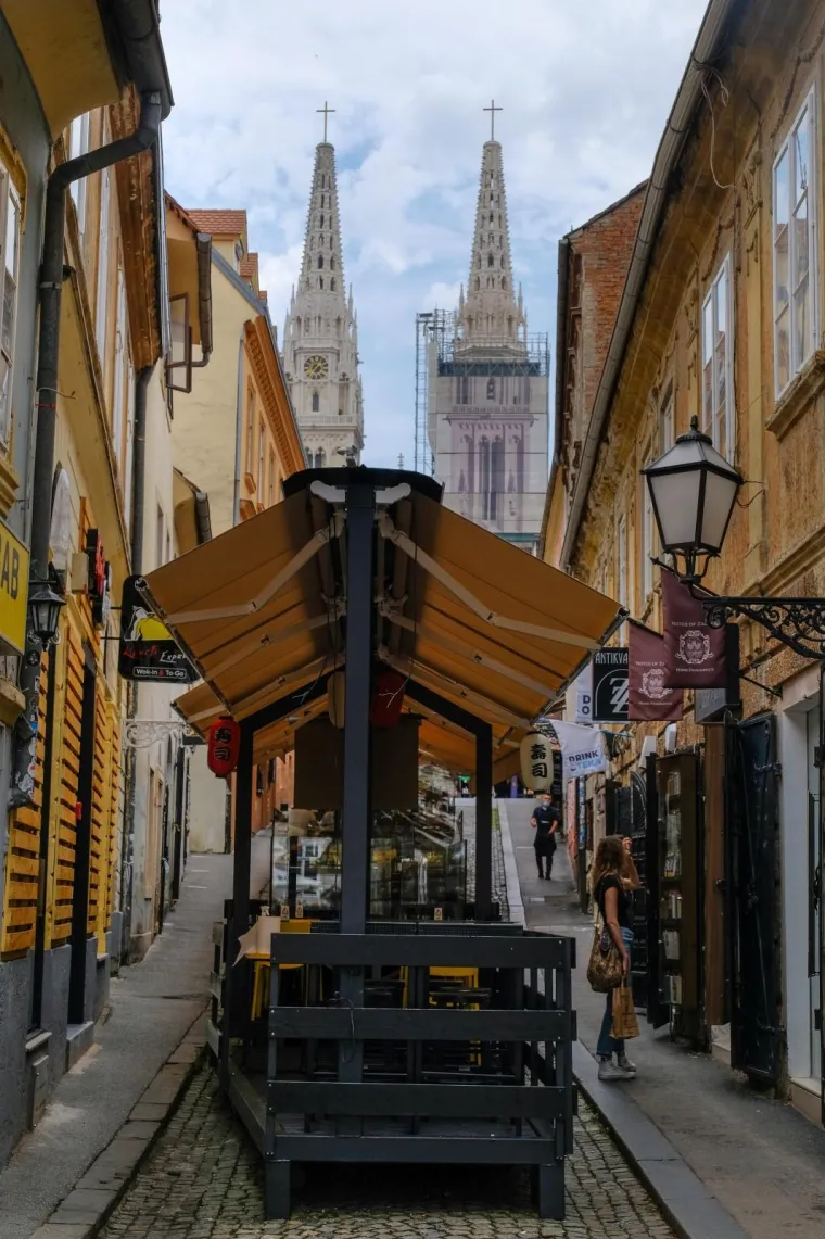 Metropola je pusta: Turista nema, terase zjape prazne, a ra&scaron;či&scaron;ćavanje od posljedica potresa jo&scaron; traje