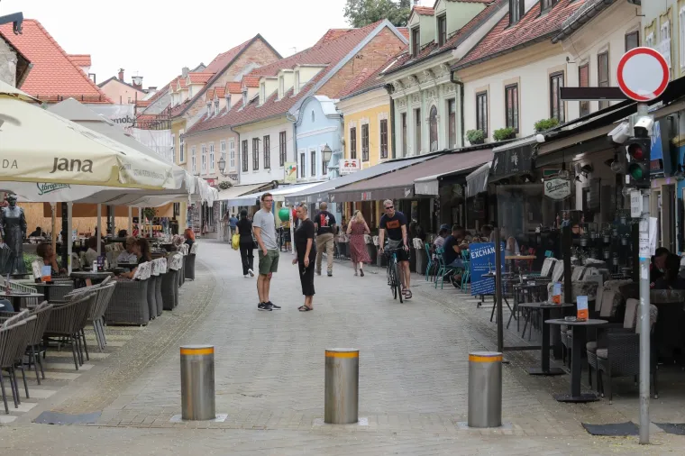 Metropola je pusta: Turista nema, terase zjape prazne, a ra&scaron;či&scaron;ćavanje od posljedica potresa jo&scaron; traje