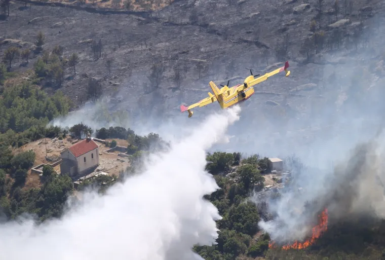 Pogledajte kanader u akciji: Vatrogasci naporno rade kako bi ugasili požar iznad Ka&scaron;tela
